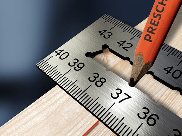 Anschlagwinkel-Set von Presch auf Holzstück mit Bleistift, Winkelmesser und Zimmermannswerkzeug