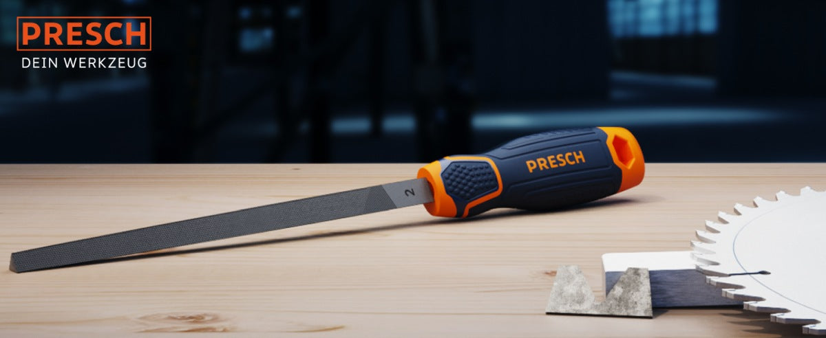 PRESCH Dreikantfeile auf Holztisch neben Säge und Metallspänen, Werkzeug für Feilarbeiten und Metallbearbeitung.