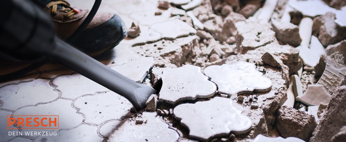 PRESCH Flachmeißel bei Abbrucharbeiten auf einer Baustelle, Meißelwerkzeug beim Einsatz auf Fliesen und Beton.