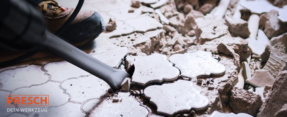 PRESCH Flachmeißel bei Abbrucharbeiten auf einer Baustelle, Meißelwerkzeug beim Einsatz auf Fliesen und Beton.