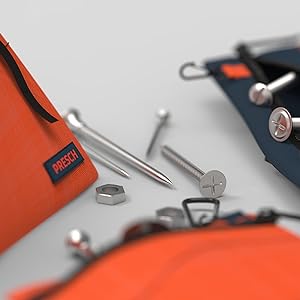 PRESCH Kleinmaterialtaschen in Orange und Dunkelblau mit verschiedenen Schrauben und Nägeln auf heller Oberfläche, Werkzeugtaschen für Handwerksbedarf.