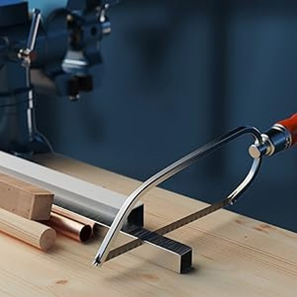 PRESCH PUK-Säge 150mm für präzise Schnitte in Metall und Holz, abgebildet auf einer Werkbank neben weiteren Werkstücken.