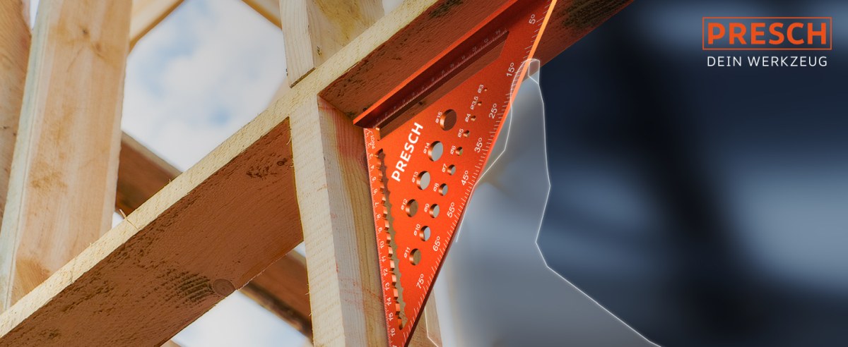 PRESCH Zimmermannswinkel 180mm als Bohrlehre auf einer Holzkonstruktion, Winkelmesser und Anschlagwinkel in Verwendung