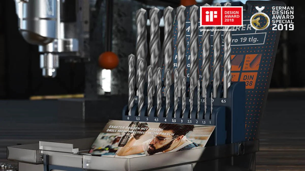 PRESCH Metallbohrer-Set auf Werkbank vor Gewerbemaschine, inklusive Spiralbohrer und HSS Bohrer..