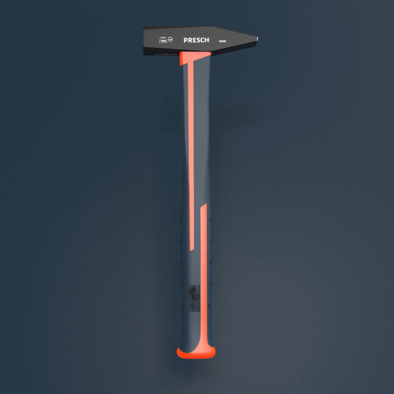 Schlosserhammer von PRESCH mit ergonomischem Griff und robustem Kopf auf dunklem Hintergrund, Handwerkzeug, Hammer