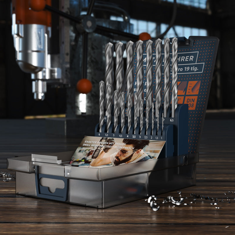 PRESCH Metallbohrer Set Pro 19-teilig in Metallkassette auf Werkbank mit Bohrmaschine im Hintergrund