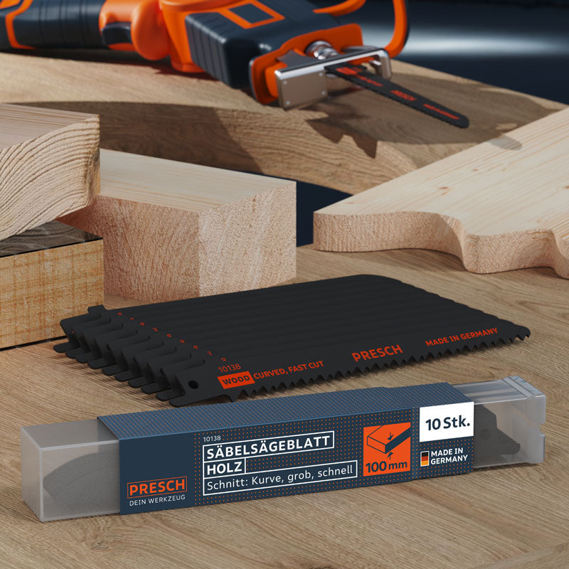 PRESCH Säbelsägeblatt für Holz mit 130mm für Kurvenschnitt in grober Schnelleistung, abgebildet auf Werkbank mit Holzelementen und Verpackung.