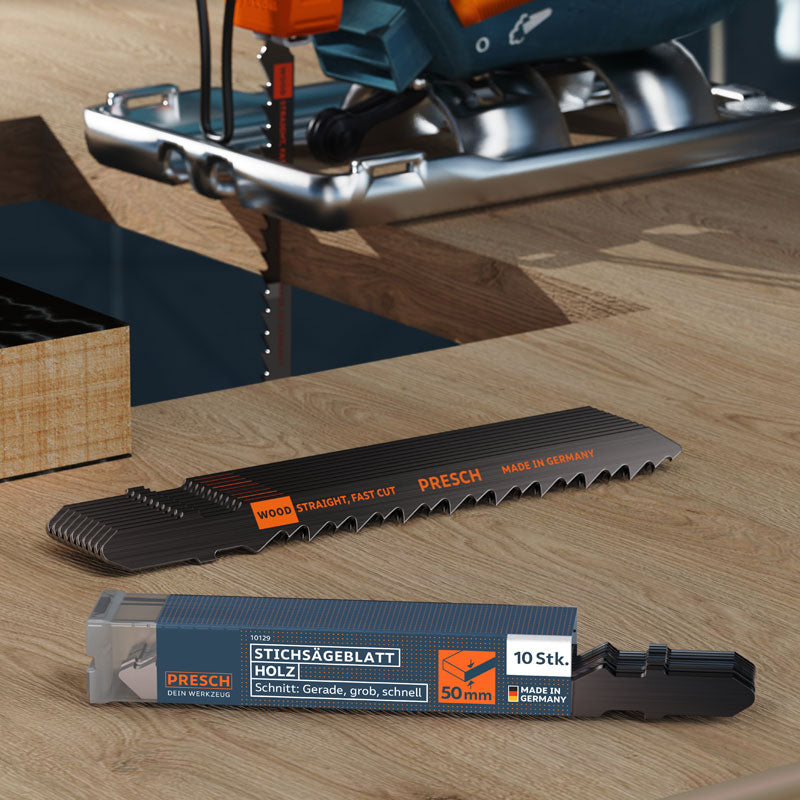 PRESCH Stichsägeblätter für Holz mit schnellem Schnitt, gezeigt neben einer arbeitenden Stichsäge und Verpackung auf einem Holztisch.